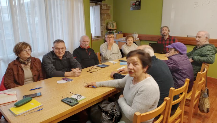 Sakeleko telefonoari buruzko oinarrizko ikastaroa egin dute hainbat lagunek