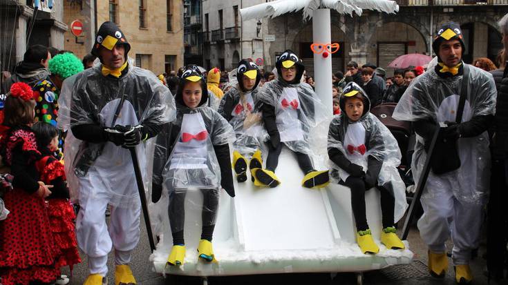 Umeen mozorro desfile jendetsuak uxatu du euria