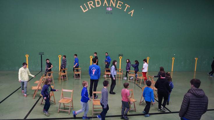 Irudietan: Festa giroan abiatu dituzte sanmartinak Urdanetan