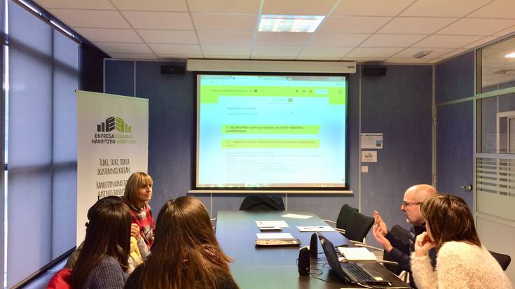 Enpresa txikiei euskaraz lan egiten laguntzeko prestakuntza-saioak antolatu ditu Udal Elkarteak