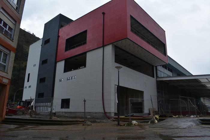 Azken txanpan dira Zestoako kiroldegia berritzeko lanak