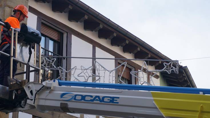 Udala hasi da Gabonetako argiak jartzen