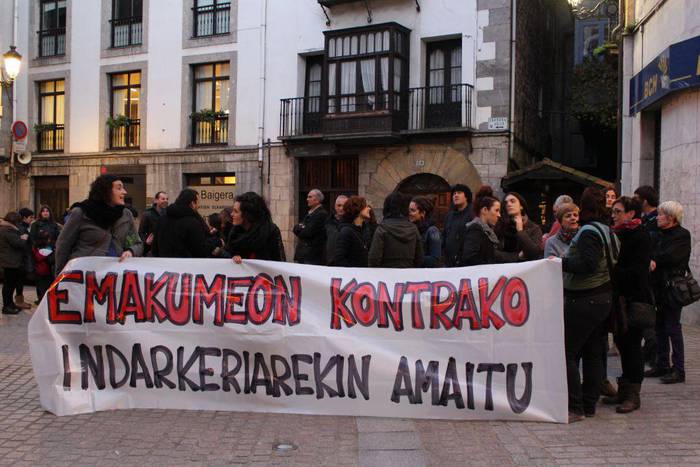 Tarnoseko bi emakumeen hilketak salatzeko elkarretaratzea egin dute Azpeitian