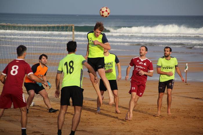 38 talde lehiatuko dira aurtengo Hondartzako Futbol Txapelketan