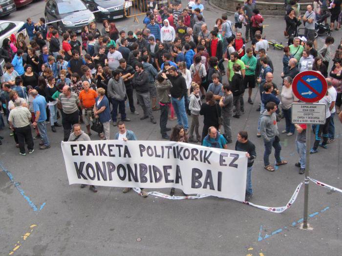 Epaiketa politikoen kontra elkarretaratzea egin dute Azpeitian