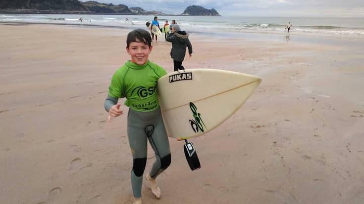 Ehun ume eta gaztetxok parte hartu dute Txikisurf topaketan