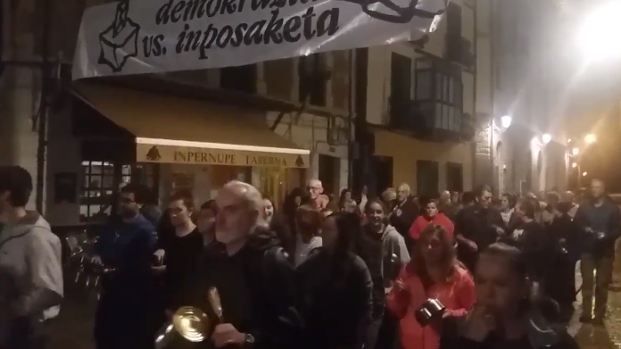 Dozenaka lagun Kataluniaren aldeko kazeroladan