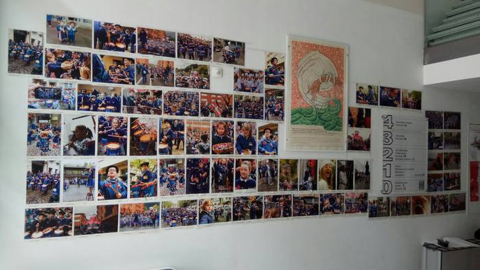 Haur danborradako argazki erakusketa jarri du Jakintzak Alondegiko sarreran