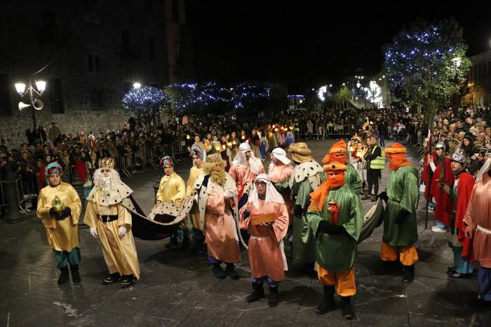 Harrera beroa espero dute Errege Magoek eskualdean