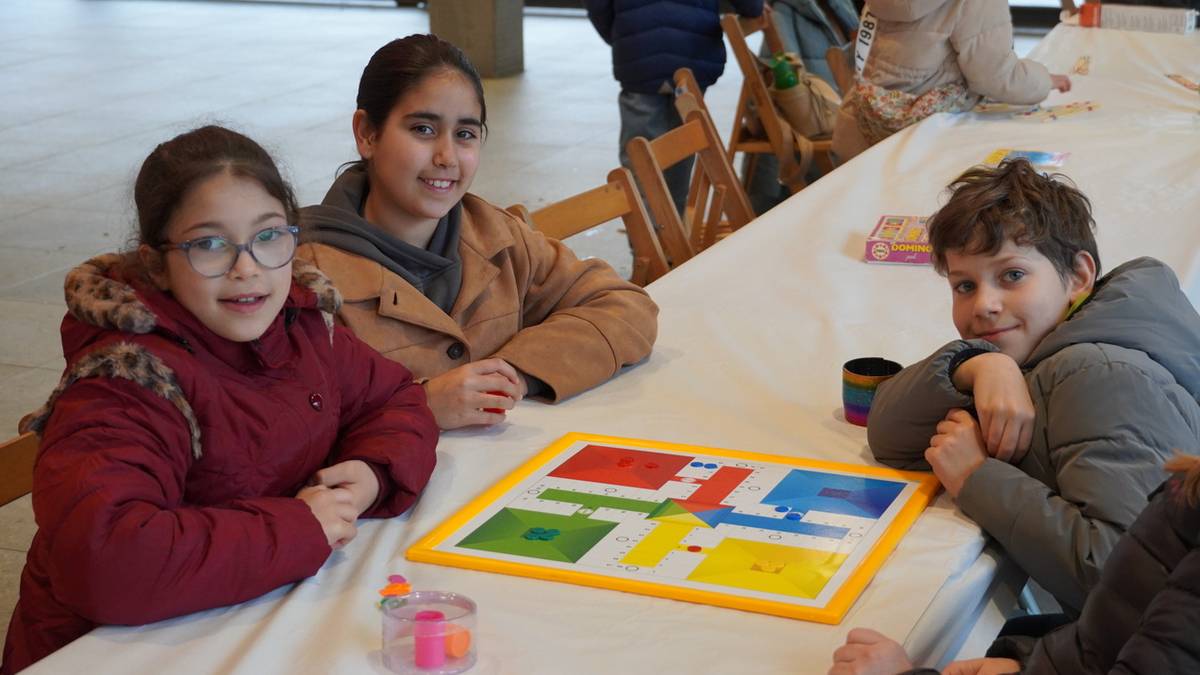 Adin guztietako herritarrak bildu dira Azoka Plazan munduko jolasekin gozatzeko