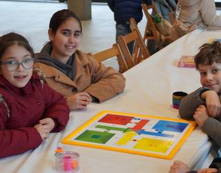 Adin guztietako herritarrak bildu dira Azoka Plazan munduko jolasekin gozatzeko