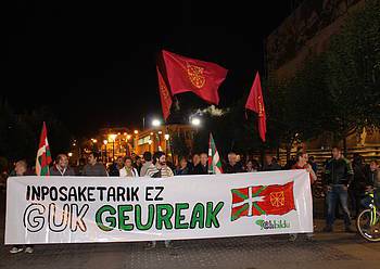 Espainiako bandera udaletxean jartzeko "inposaketaren" kontra elkarretaratzea egin dute Azkoitian