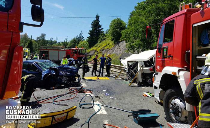 Pertsona bat hil da Iraeta parean bi autok izan duten istripuan