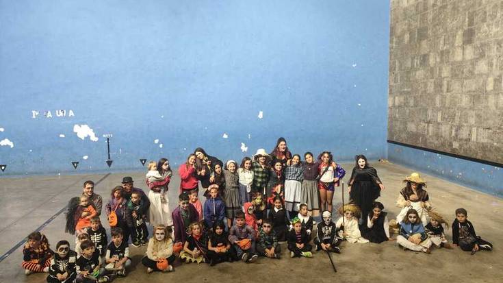 Giro ederrean ospatu dute Gau Beltza Arroabean