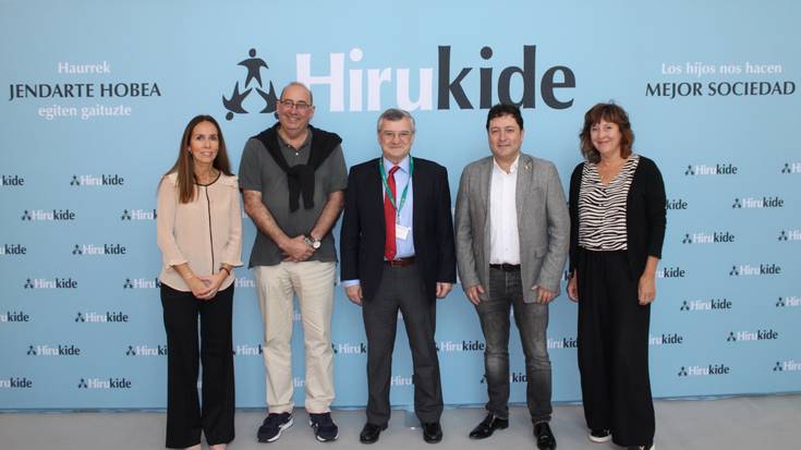 Zarauzko Udalak Hirukide Euskadiko Familia Ugarien Federazioaren saria jaso du