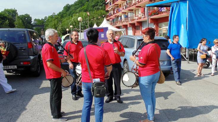 Kotxe klasikoak izan dituzte gaur Narrondon, San Kristobal egunean