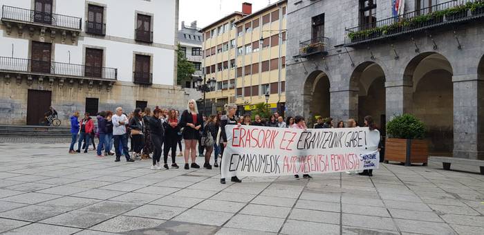 Azkoitiko eraso matxista salatzeko elkarretaratzea egin dute hainbat lagunek