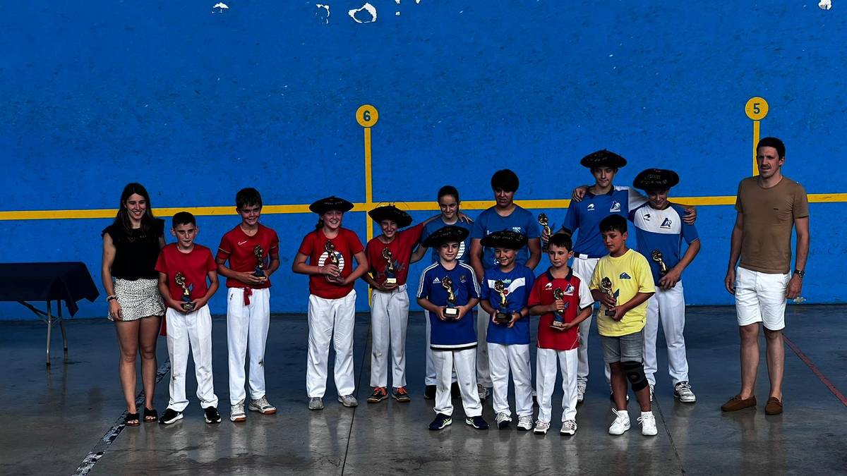 Pala txapelketako finalak jokatuko dituzte bihar arratsaldean, Aiako pilotalekuan