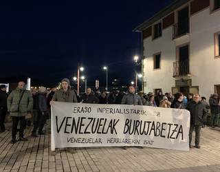 Venezuelari egindako erasoa salatu dute Zumaian ere