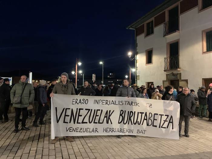 Venezuelari egindako erasoa salatu dute Zumaian ere