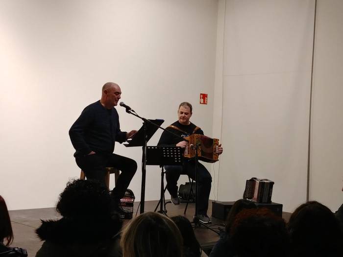 Oxford aretoa bete zuten atzo Andoni Egañaren bertso musikatuek