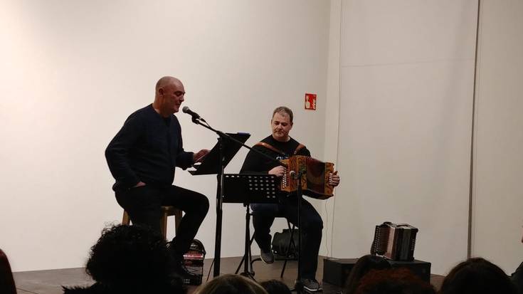 Oxford aretoa bete zuten atzo Andoni Egañaren bertso musikatuek