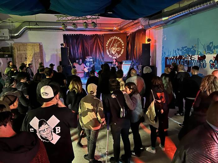 Punk kontzertu dantzagarria antolatu dute biharko Hiruputzu gaztetxean