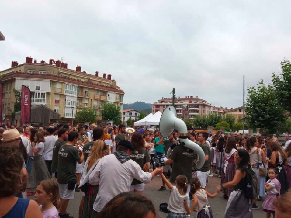 Euskal Jai egunean lan egiteko izena emateko azken eguna da gaur