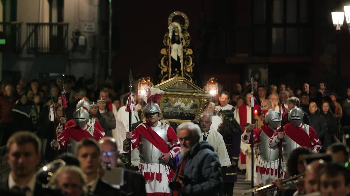 Hilobirako Prozesio Santua egin dute kandelen argipean