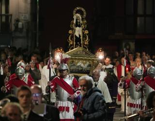 Hilobirako Prozesio Santua egin dute kandelen argipean