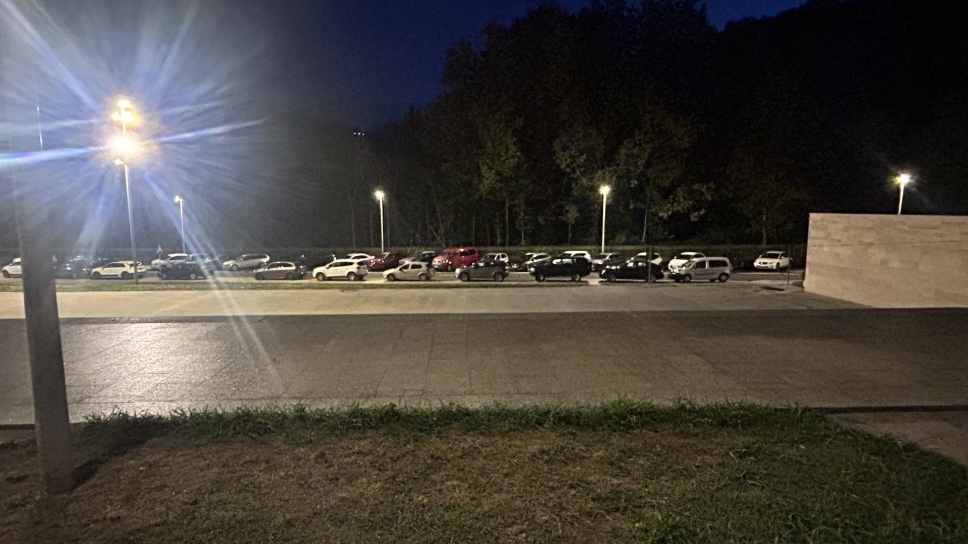 Oteizaren pilotalekuetan ezin aparkatuta