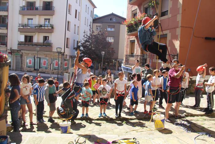 Eskalada eta tirolina herrian, Kukuarri Egunaren bezperan