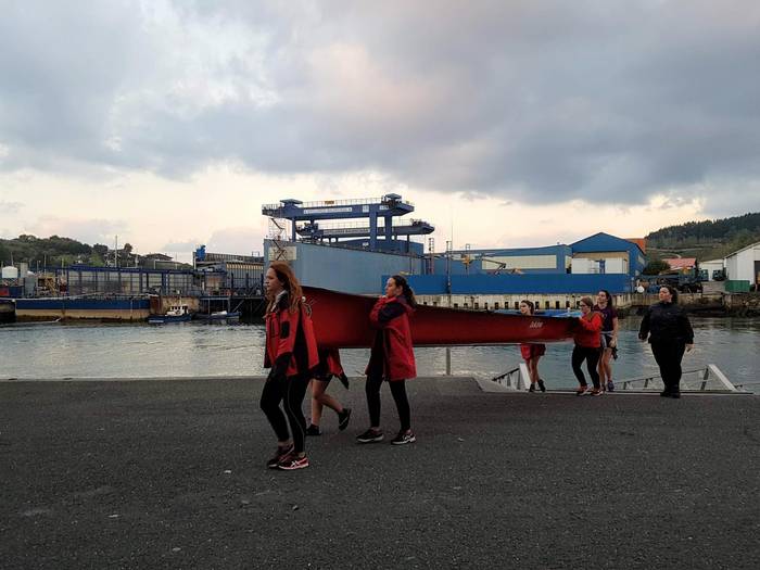 Emakumezkoen trainerua uretaratzeko lanean ari da Zumaiako arraun elkartea