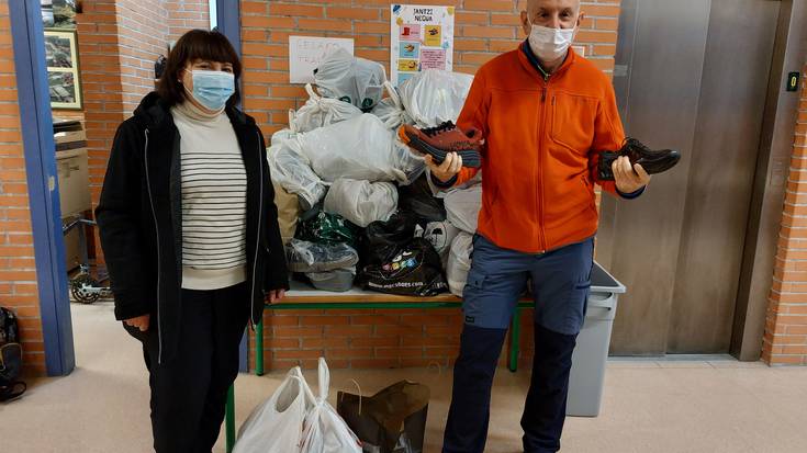 Zumaiako Institutuan ehunka zapata pare bildu dituzte errefuxiatuentzat