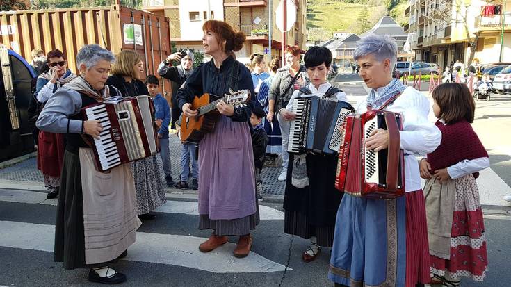 Gaurko hitzordu nagusiak, Olentzeroren etorrera eta presoen aldeko mus txapelketa
