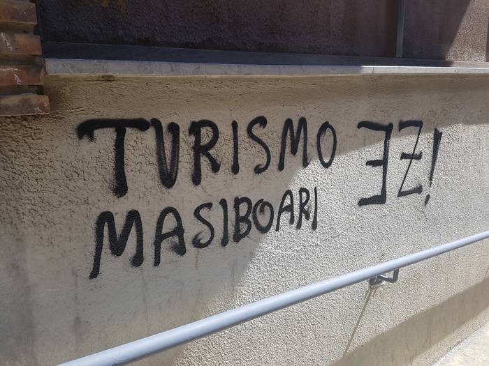 ‘Turismo masiboaren’ aurkako pintadak agertu dira