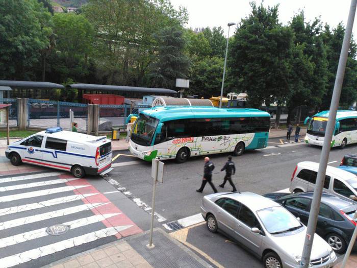 Ezezagunek autobus bati egindako pintaketak salatu ditu Azpeitiko Udalak