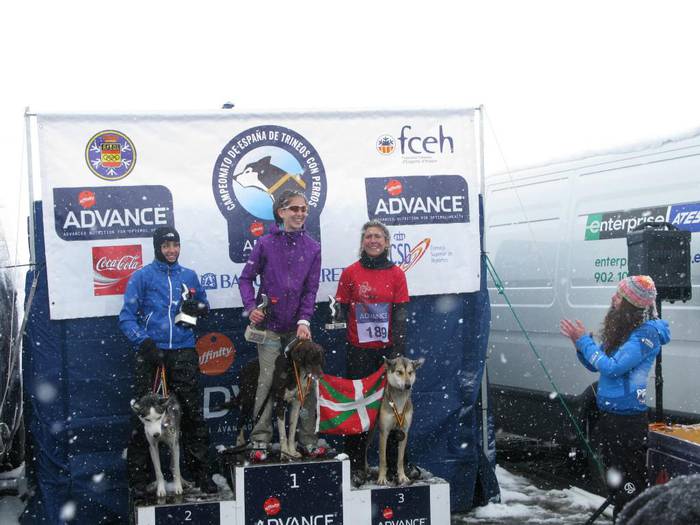 Bi zumaiar elur gaineko Espainiako txakurkros txapelketako podiumean