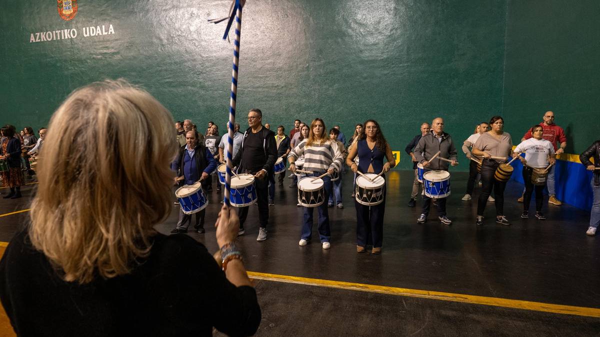 Datorren astelehenean hasiko dira helduen danborradako entseguak