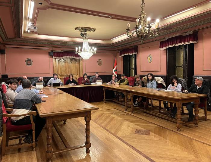 Udaltzaingoaren bueltako tirabirek tenkatu dute beste behin udalbatzarra