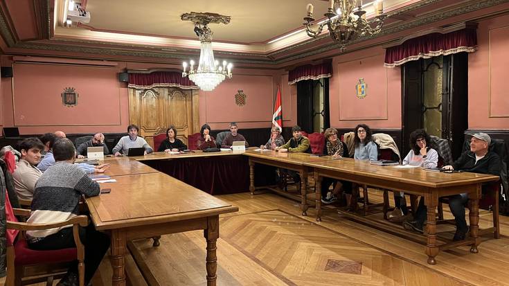 Udaltzaingoaren bueltako tirabirek tenkatu dute beste behin udalbatzarra