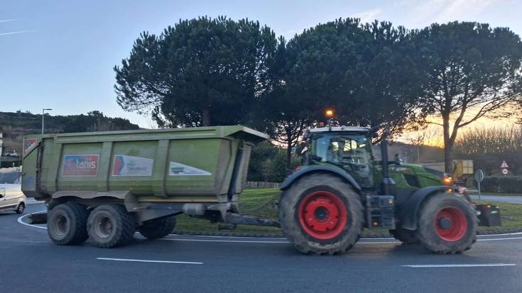 Traktore martxa egiten ari dira EBren eta Mercosurren arteko akordioaren aurka