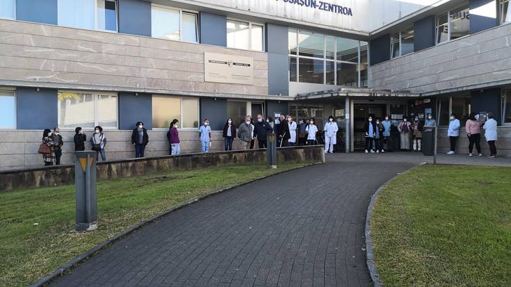 Anbulatorioko langileek elkarretaratzea egin dute, lehen mailako arretaren "egoera jasanezina" salatzeko