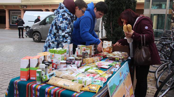 Bidezko merkataritzako produktuak saltzeko postua jarri du La Sallek