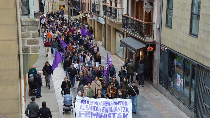 Aldarri feministak lau haizetara oihukatu dituzte ehunka lagunek