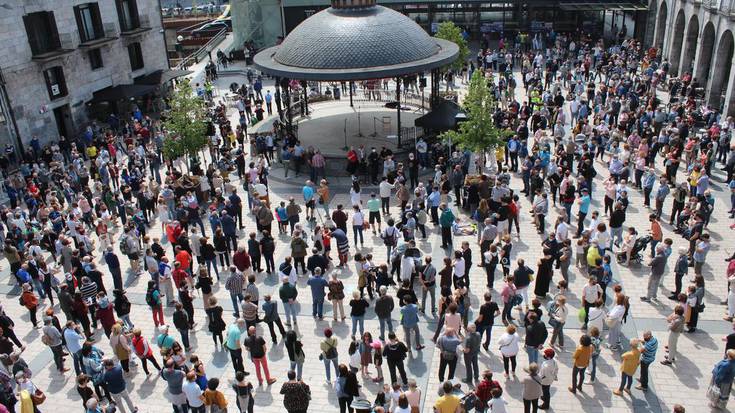 Plaza bete jende Nagore Alkorta alkatearen aldeko ekitaldian