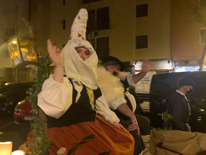 Olentzero eta Mari Domingi Orioko kaleetan barna ibili dira gaurik magikoenaren atarian
