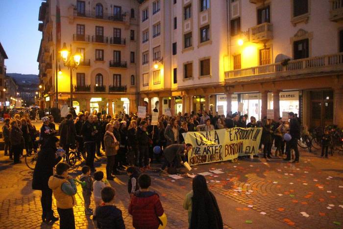 Irudietan: Zarauzko kiroldegiko langileen bizikleta martxa eta elkarretaratzea