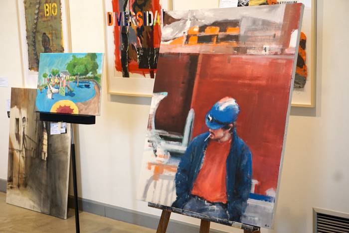 Kaleko pintura lehiaketara aurkeztutako lanen erakusketa ikus daiteke Oxford aretoan