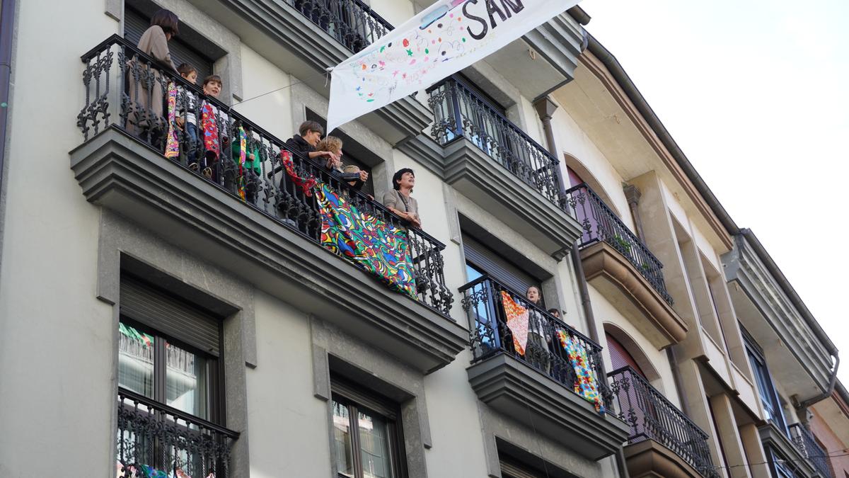 Irrintzi doinuz agurtu dituzte Bustinzuriko Errebaleko San Martin festak